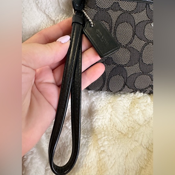 EUC COACH DOUBLE ZIP CANVAS WRISTLET IN BLACK AND GRAY - Picture 3 of 11